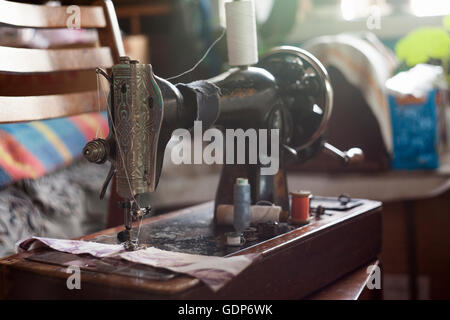 Machine à coudre avec bobines traditionnelles et les threads Banque D'Images