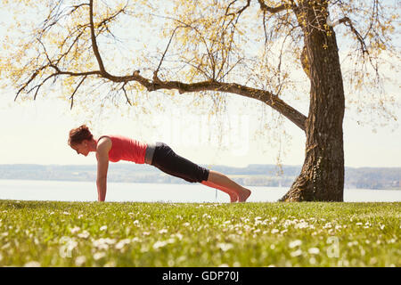 Vue latérale de push up Banque D'Images