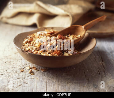 L'alimentation, du muesli dans bol en bois, pacanes, flocons d'avoine, fruits secs, raisins secs, noix, vintage Banque D'Images