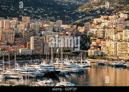 Vue sur la marina avec des yachts et bateaux, Monte Carlo, Monaco Banque D'Images