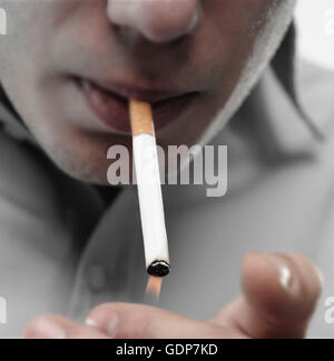 Homme d'allumer de cigarette en bouche Banque D'Images