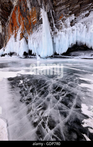 Rocher de Ogoy Island sur le Lac Baïkal gelé, l'île Olkhon, Sibérie, Russie Banque D'Images