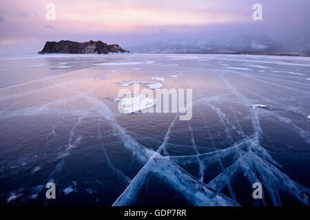 Voir l'île de Oltrek et congelé, la glace du lac Baïkal, l'île Olkhon, Sibérie, Russie Banque D'Images