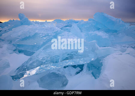 Glace empilée au coucher du soleil, le lac Baïkal, l'île Olkhon, Sibérie, Russie Banque D'Images