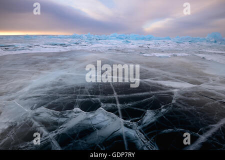 La glace du lac Baikal, à motifs, l'île Olkhon, Sibérie, Russie Banque D'Images
