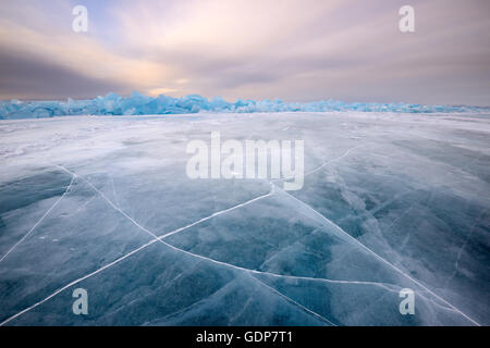 Glace à motifs craquelés, lac Baïkal, l'île Olkhon, Sibérie, Russie Banque D'Images