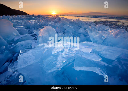 Glace empilée au coucher du soleil, le lac Baïkal, l'île Olkhon, Sibérie, Russie Banque D'Images