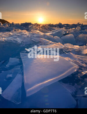 Glace empilée au coucher du soleil, le lac Baïkal, l'île Olkhon, Sibérie, Russie Banque D'Images