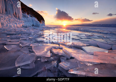 La glace brisée au coucher du soleil, le lac Baïkal, l'île Olkhon, Sibérie, Russie