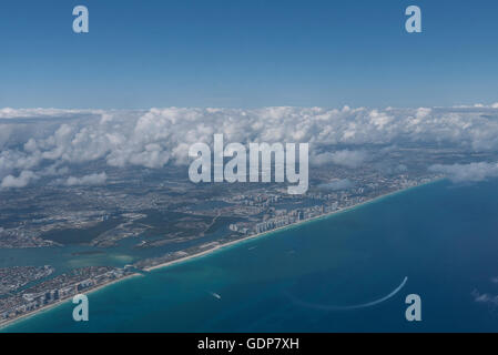 Vue aérienne de Miami Beach, Bal Harbour sur la gauche et sur la droite Haulover Beach, Florida, USA Banque D'Images