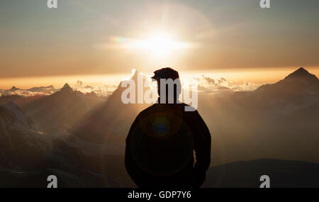 Climber regardant le Matterhorn, Zermatt, au coucher du soleil, Canton du Valais, Suisse Banque D'Images