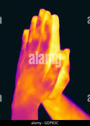 Image thermique de woman's hands ensemble priant Banque D'Images