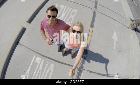 Couple roues alignées sur un chemin cycle prenant, selfies Venice Beach, California, USA Banque D'Images