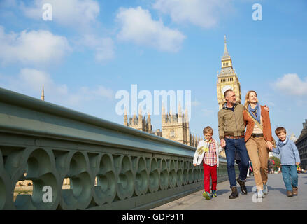 Balades Familiales à travers le pont de Westminster Banque D'Images