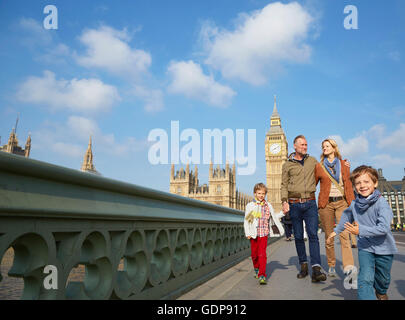 Balades Familiales à travers le pont de Westminster Banque D'Images