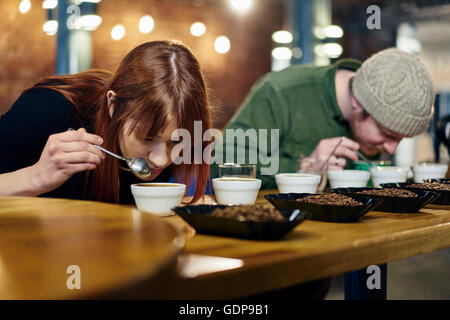 L'odeur de l'équipe café bols de café et café en grains à la dégustation Banque D'Images