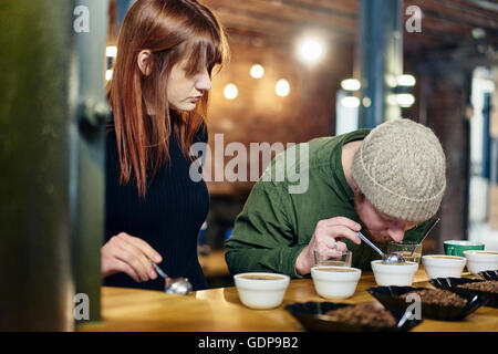 L'odeur de l'équipe café bols de café et café en grains à la dégustation Banque D'Images