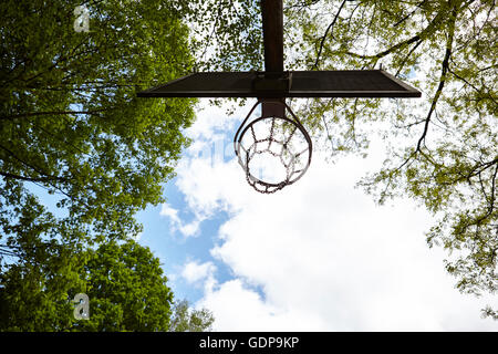 Low angle view of basketball hoop silhouetté contre le ciel bleu Banque D'Images