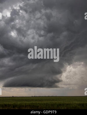 Supercell rotatif clouds over field Banque D'Images