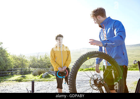 Fixation roue de vélo cycliste à vélo Banque D'Images