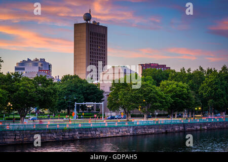 Vue sur la Charles River et de bâtiments à l'Institut de Technologie du Massachusetts au coucher du soleil, à Cambridge, Massachusetts. Banque D'Images