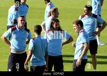 George Boyd de Burnley se détend sur le terrain avant le match amical de pré-saison au Globe Arena, Morecambe. Banque D'Images