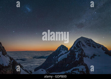 Matin brouillard sur le Berner Oberland, vue depuis le sommet de la Jungfrau, Alpes, le Canton de Berne, Suisse Banque D'Images