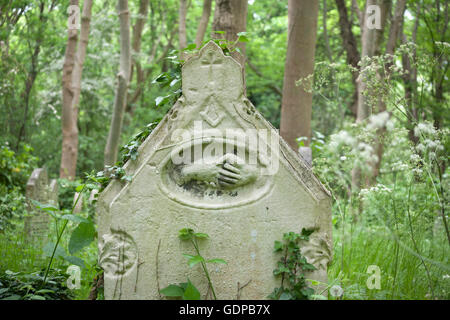 Square et de boussoles et de poignées de main représentant des symboles de la franc-maçonnerie sur une pierre tombale au Cimetière de Highgate Londres Banque D'Images