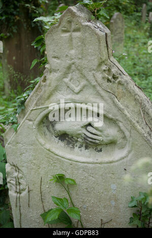 Square et de boussoles et de poignées de main représentant des symboles de la franc-maçonnerie sur une pierre tombale au Cimetière de Highgate Londres Banque D'Images