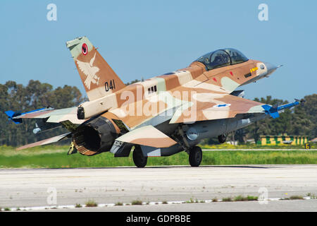 De l'air israélienne (IASF) F-16D Block 30 Barak au décollage à Andravida, Grèce, au cours de l'exercice international Iniohos 2016. Banque D'Images