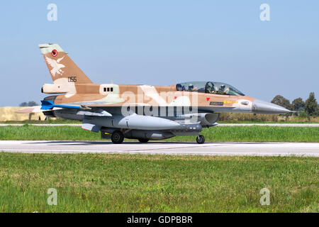 De l'air israélienne (IASF) F-16D Block 30 Barak taxiing à Andravida, Grèce, au cours de l'exercice international Iniohos 2016. Banque D'Images