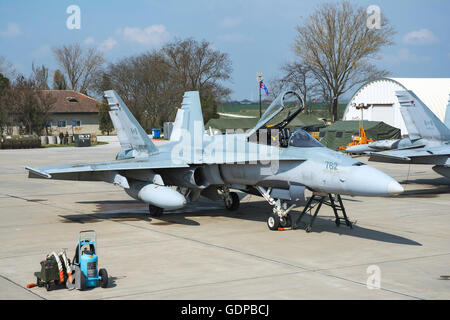 La Royal Canadian Air Force (CF-188 F/A-18A Hornet) Préparation pour le décollage de Mihail Kogalniceanu, Roumanie, au cours de l'accord bilatéral Banque D'Images