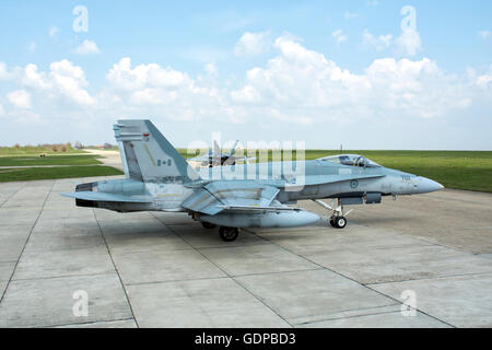 La Royal Canadian Air Force (CF-188 F/A-18A Hornet) Préparation pour le décollage de Mihail Kogalniceanu, Roumanie, au cours de l'accord bilatéral Banque D'Images