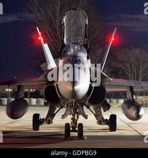 La Royal Canadian Air Force (CF-188 F/A-18A Hornet) préparation d'une nuit de son décollage de Mihail Kogalniceanu, Roumanie, au cours de la b Banque D'Images