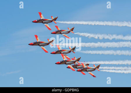 L'Espagnol aerobatic team Patrulla Aguila avec leurs avions C-101EB, effectuant à l'International Marrakech Air Show (IMAS) 201 Banque D'Images