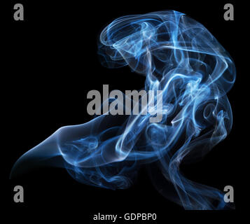 Fumée bleue sur le fond noir. Banque D'Images