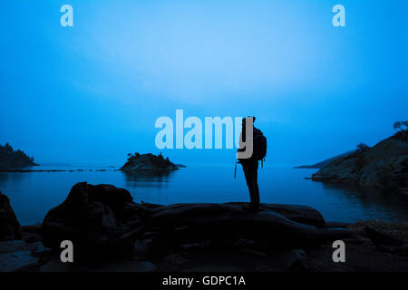 Silhouette de l'homme par l'océan Pacifique, parc Whytecliff, West Vancouver, British Columbia, Canada Banque D'Images