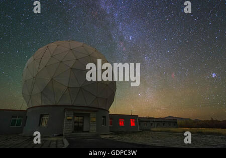 La Voie lactée de Cassiopeia à Auriga apparaît sur l'observatoire Delinha dans la province de Qinghai en Chine. Le dôme, un logement 1 Banque D'Images