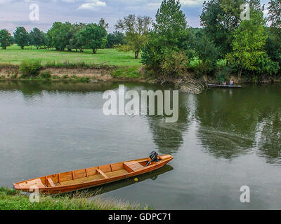 Bateau de pêcheur sur la rivière Thouet à Saumur, France Banque D'Images