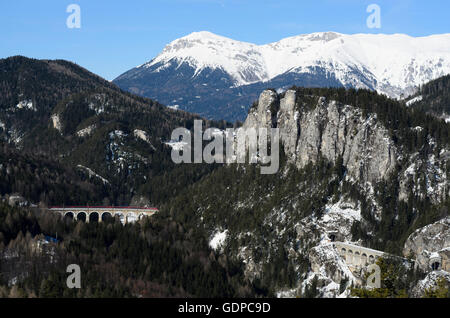 Semmering : voir à partir de 20 vues shilling au chemin de fer du Semmering avec le viaduc Kalte Rinne (à gauche) et le centre (Polleroswand Banque D'Images