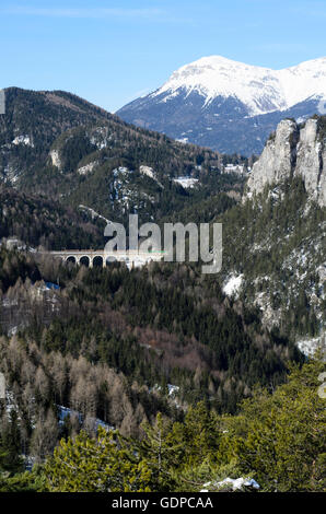 Semmering : voir à partir de 20 vues shilling au chemin de fer du Semmering avec le viaduc Kalte Rinne (à gauche) et le centre (Polleroswand Banque D'Images