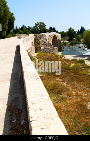 En Europe la Turquie aspendos le vieux pont près de la rivière et de la nature Banque D'Images