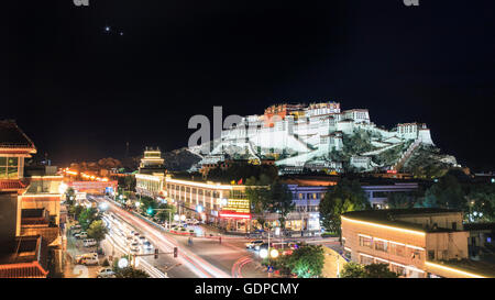 Concert de Vénus et Jupiter au-dessus du Palais du Potala à Lhassa, Tibet, Chine. Banque D'Images