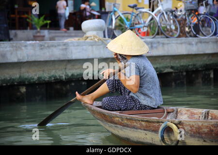 Vieille Femme vietnamienne sur Canoe Banque D'Images