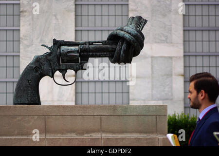 Sculpture en bronze d'un énorme revolver Colt Python .357 avec un canon noué en face de bâtiment de l'ONU à New York Banque D'Images