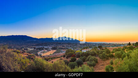 Magnifique Coucher de soleil sur la ville et la montagne Mijas, Espagne. Vue panoramique sur les montagnes sur fond de ciel soleil jaune Banque D'Images