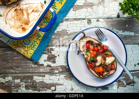 Aubergines farcies sur une table en bois Banque D'Images