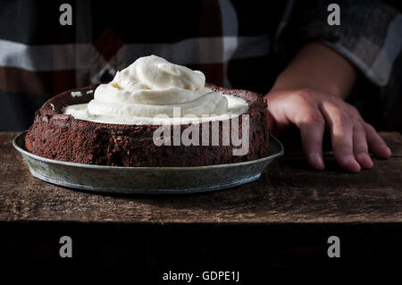 Mississippi Mud Pie avec des morceaux de chocolat et de crème sur le dessus Banque D'Images