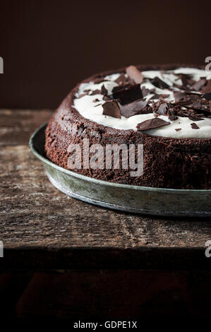 Mississippi Mud Pie avec des morceaux de chocolat et de crème sur le dessus Banque D'Images