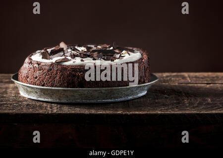 Mississippi Mud Pie avec des morceaux de chocolat et de crème sur le dessus Banque D'Images